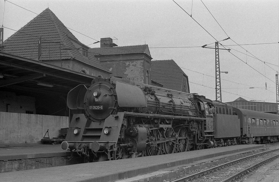 DB 01 0520-5 in Halle Bild 01